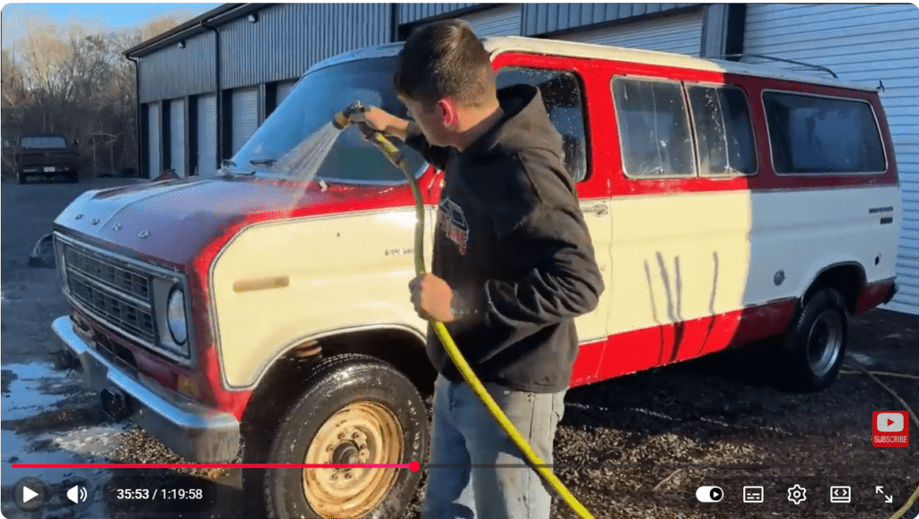Sleeperdude youtube sayfası içerik üreticisinin Big Block Ford Econoline minibüsü yıkarken fotoğrafı