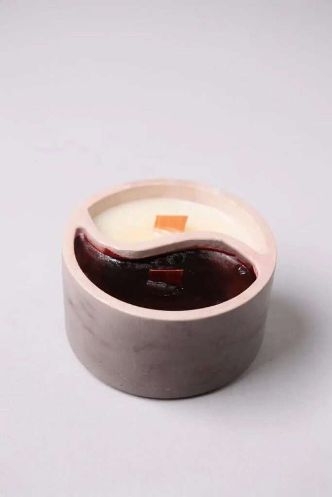 Pure Luminas markalı Milio Taş Mum. El yapımı taş kap içerisinde yer alıyor. Yin-Yang ilhamlı S-şeklinde bölmeli tasarıma sahip soya wax mumu.