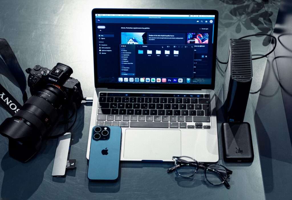 Profesyonel fotoğraf makinesi ve laptop